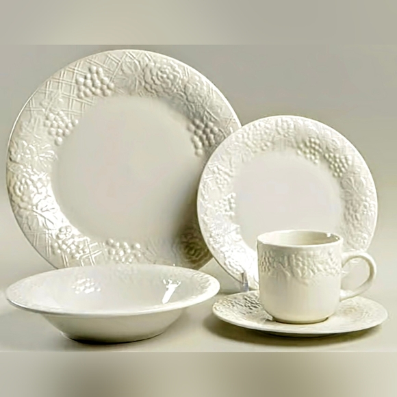 Gibson Other - 5 Piece Setting of Gibson 4 Season White Dinnerware